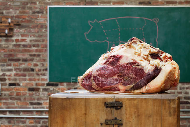 Vista ravvicinata di carne fresca cruda e disegno di gesso in macelleria — Foto stock