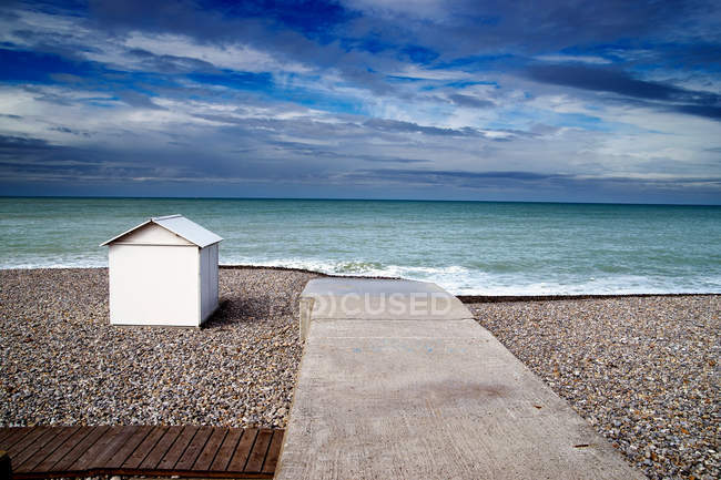 Cabane de plage blanche sur la plage — Photo de stock