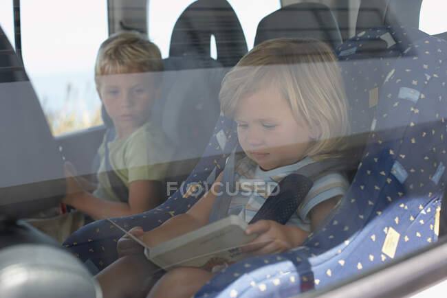 Irmão e irmã sentados em carro — Fotografia de Stock