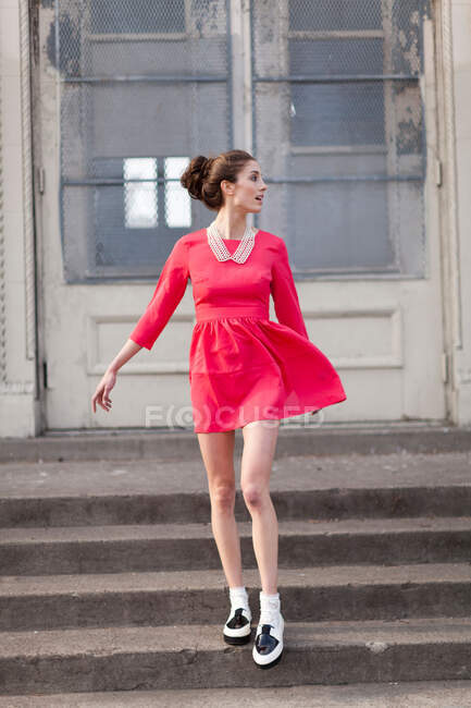 Frau geht auf Stufen — Stockfoto