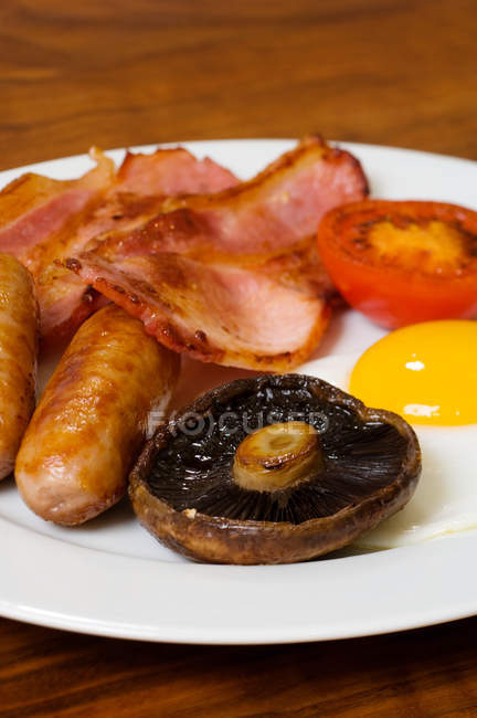 М'ясо з смаженим яйцем і грибів на тарілку — стокове фото