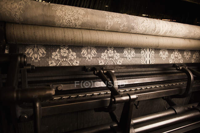 Aufwändige Spitze auf alter Webmaschine in Textilfabrik — Stockfoto