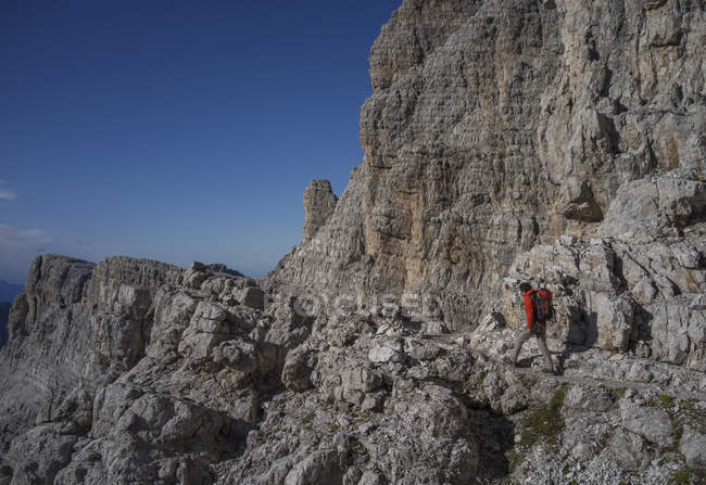 Alpinista em Brenta Dolomites, Italia — Fotografia de Stock