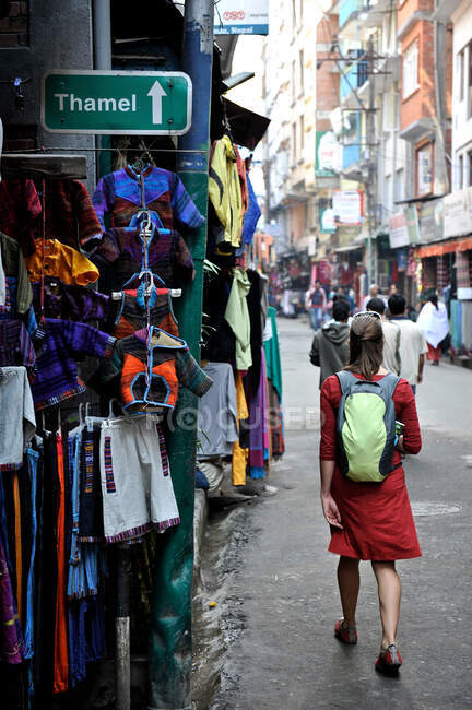 Mulher turista caminha pela rua de Thamel em Kathmandu, Nepal — Fotografia de Stock