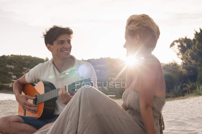 Homem tocando guitarra para namorada — Fotografia de Stock