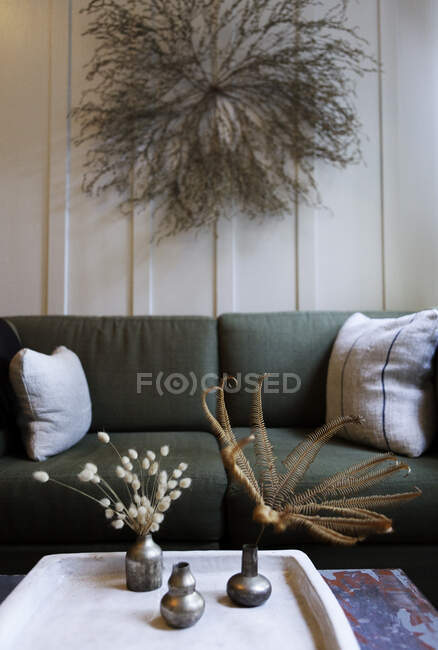 Divano moderno in soggiorno con camino — Foto stock