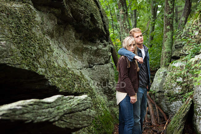 Молодая пара по камням — стоковое фото