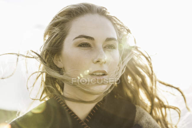 Женщина наслаждается бризом в солнечный день — стоковое фото