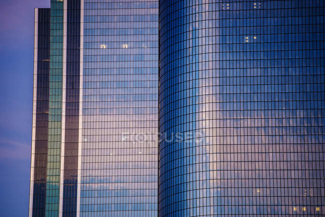 Fassaden von Wolkenkratzern in der Abenddämmerung, los angeles, Kalifornien, USA — Stockfoto