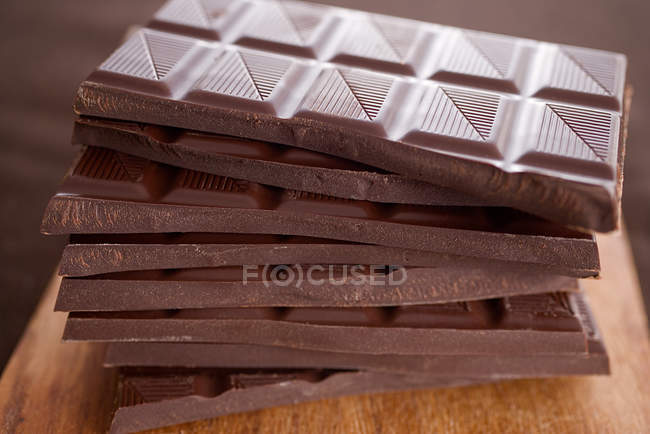 Barras de chocolate en la pila - foto de stock