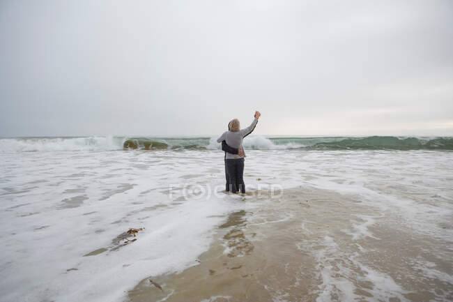 Casal maduro dançando na praia — Fotografia de Stock