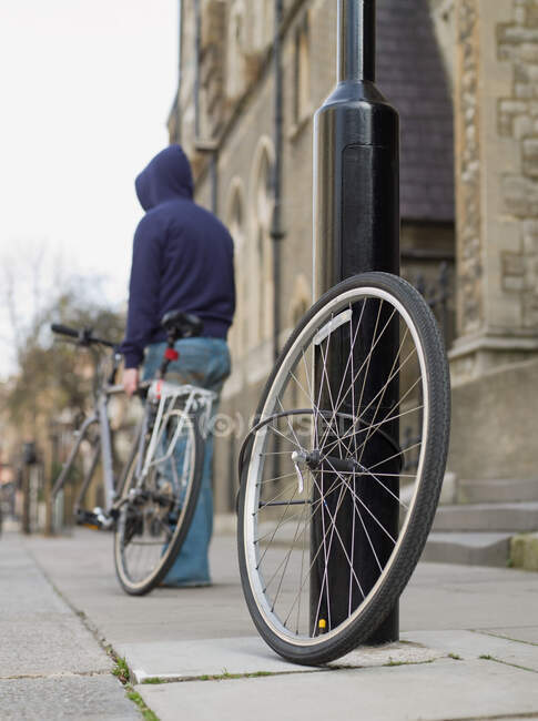 Um ladrão a roubar uma bicicleta — Fotografia de Stock