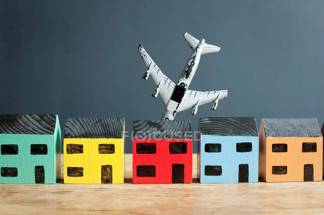 Avião batendo em casa modelo, conceito de adversidade — Fotografia de Stock