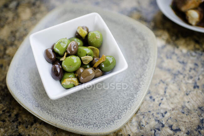 Olives vertes fraîches dans un bol, vue sur le dessus — Photo de stock
