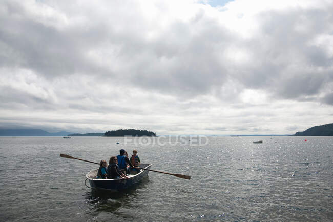 Сім'я в човні на морі — стокове фото
