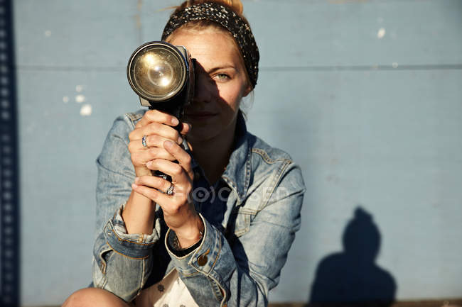Femme utilisant une vieille caméra vidéo — Photo de stock