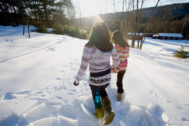 Due ragazze che camminano nella neve — Foto stock