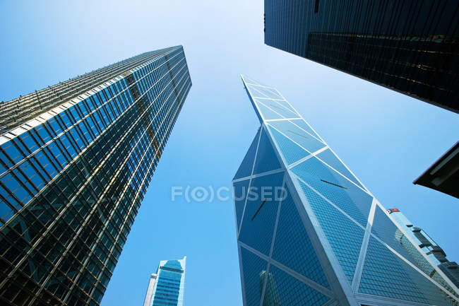 Rascacielos bajo cielo azul claro - foto de stock