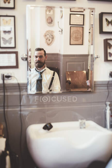 Image miroir du client masculin dans le salon de coiffure — Photo de stock
