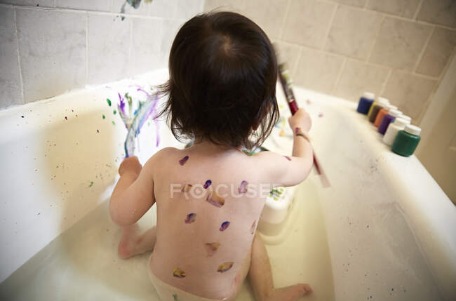Vista posteriore della pittura bambino maschio in bagno — Foto stock