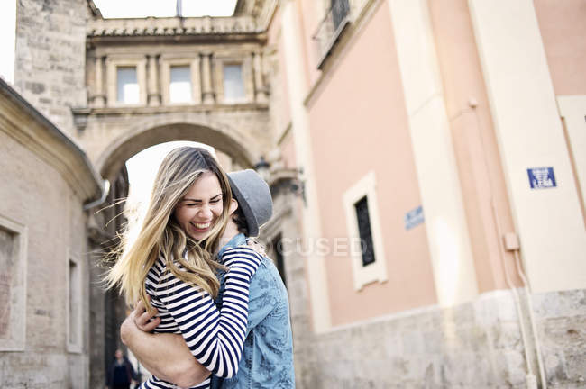 Romantisches junges paar umarmt, valencia, spanien — Stockfoto