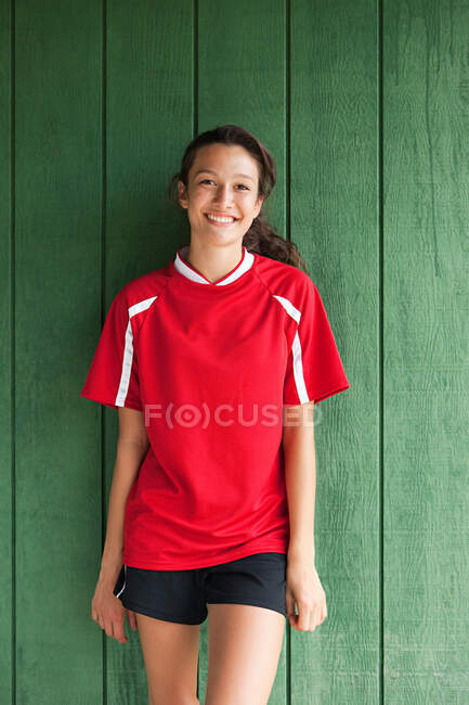 Портрет девушки футболистки — стоковое фото