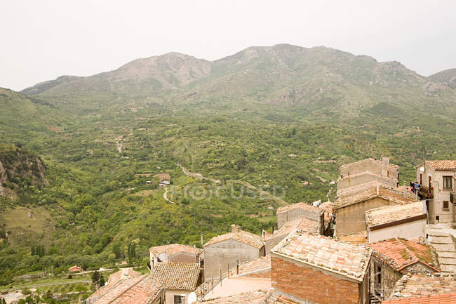 Vista elevada de las casas exteriores en Gangi sicily - foto de stock
