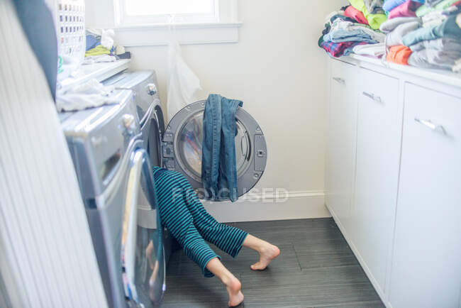 Женщина стирает бельё в комнате — стоковое фото