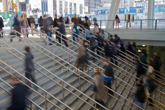 Commuters arriving at modern city — Stock Photo