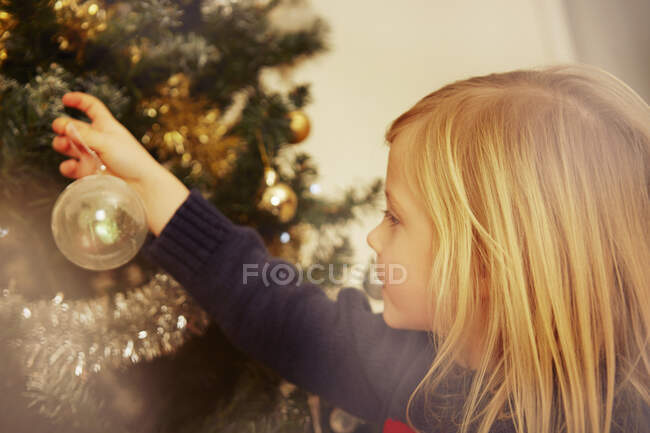 Enfant regardant boule de Noël — Photo de stock