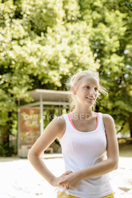 Jovem jogador de basquete do sexo feminino fazendo uma pausa no parque — Fotografia de Stock