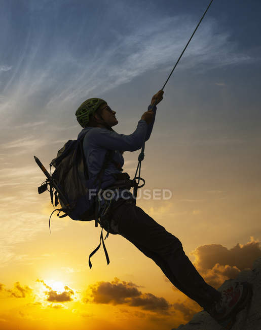 Mulher alpinista na parede rochosa ao pôr do sol, Mont Blanc, França — Fotografia de Stock