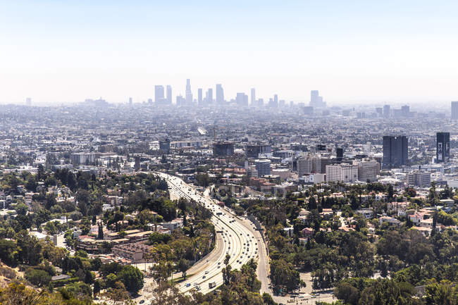 Erhöhte Ansicht der geschwungenen Autobahn und städtischen Gebäuden, los angeles, Kalifornien, USA — Stockfoto