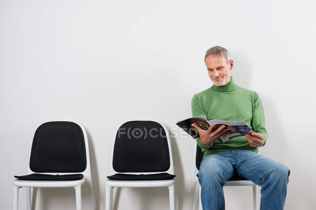 Man in waiting room — Stock Photo
