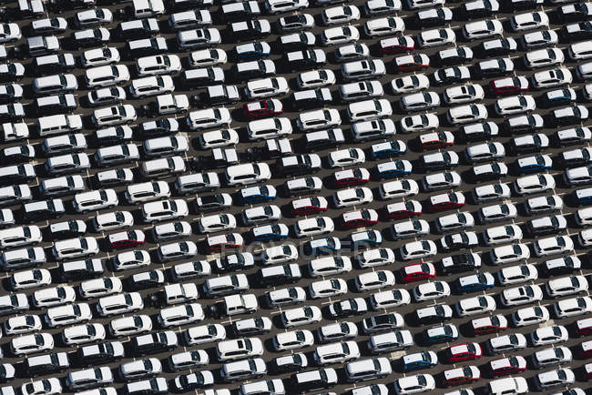 Veduta aerea delle auto parcheggiate in attesa di essere vendute, St Kilda, Melbourne, Victoria, Australia — Foto stock