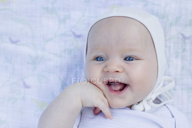 Retrato de bebê menina sorrindo — Fotografia de Stock