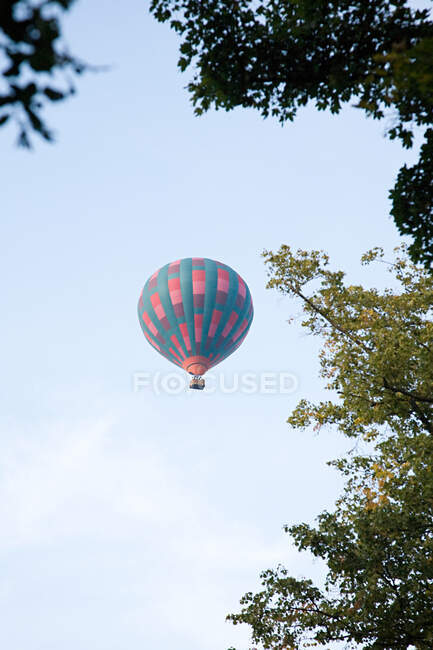 Balão de ar quente no céu — Fotografia de Stock