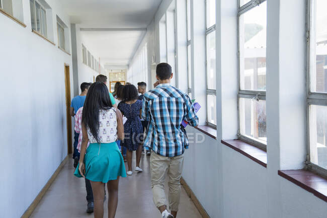 Students walking down hallway — Stock Photo