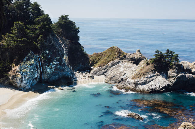 Прекрасний вид на скелясте узбережжя у центрі земної кулі. — стокове фото