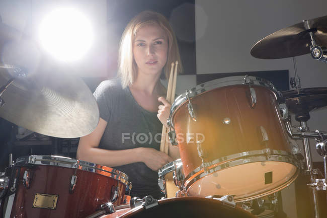 Schlagzeugerin sitzt hinter Schlagzeug — Stockfoto