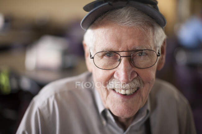 Retrato del hombre mayor, sonriendo - foto de stock