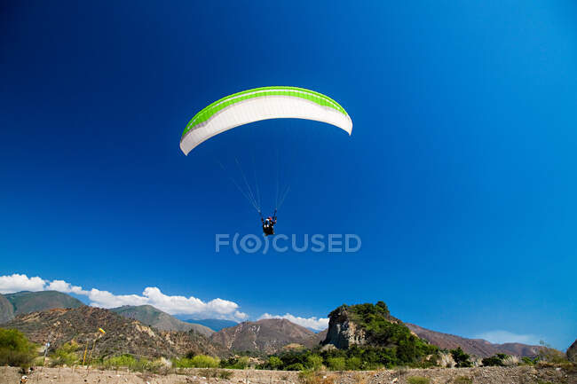 Gleitschirmfliegen bei blauem Himmel — Stockfoto