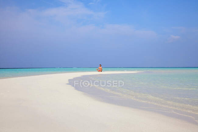 Homem meditando na praia tropical — Fotografia de Stock