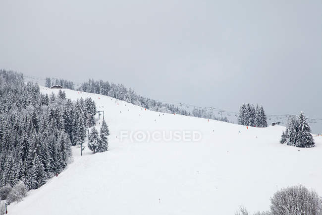 Telesilla en la ladera nevada - foto de stock