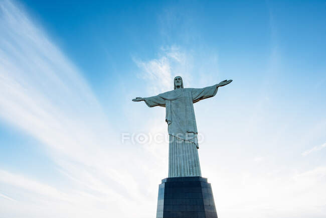 Низький кут Вид на статую Спасителя Христа Корковадо, Ріо-де-Жанейро, Бразилія — стокове фото