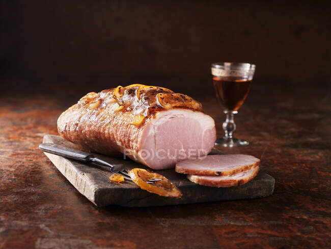 Pineapple Brulee Ham on cutting board — Stock Photo
