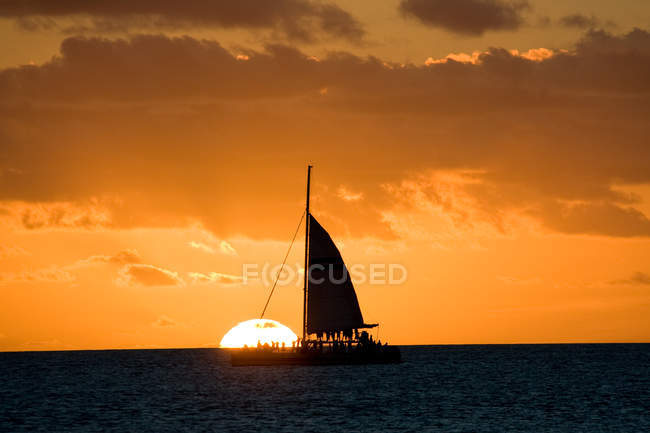 Лодка с заходящим солнцем на заднем плане, Ки-Уэст, США — стоковое фото