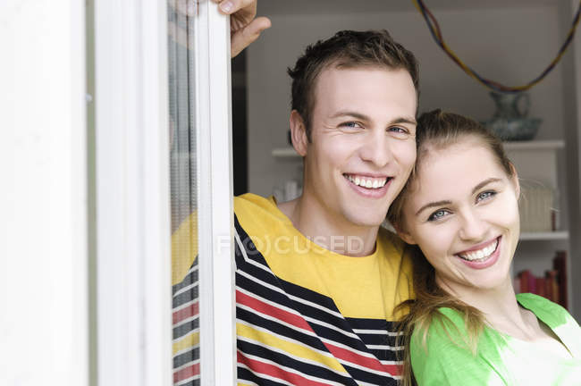 Retrato de joven pareja sonriente - foto de stock