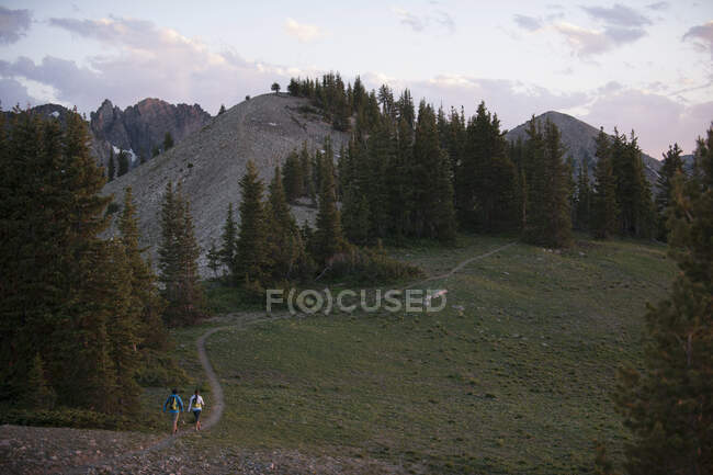 Senderistas en Sunset Peak trail, Catherine 's Pass, Wasatch Mountains, Utah, Estados Unidos - foto de stock