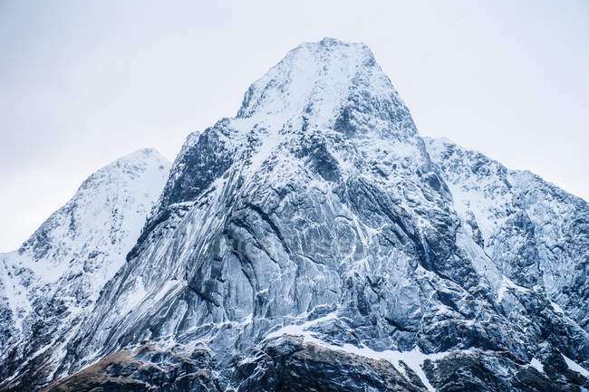 Montagne enneigée plafonnée — Photo de stock